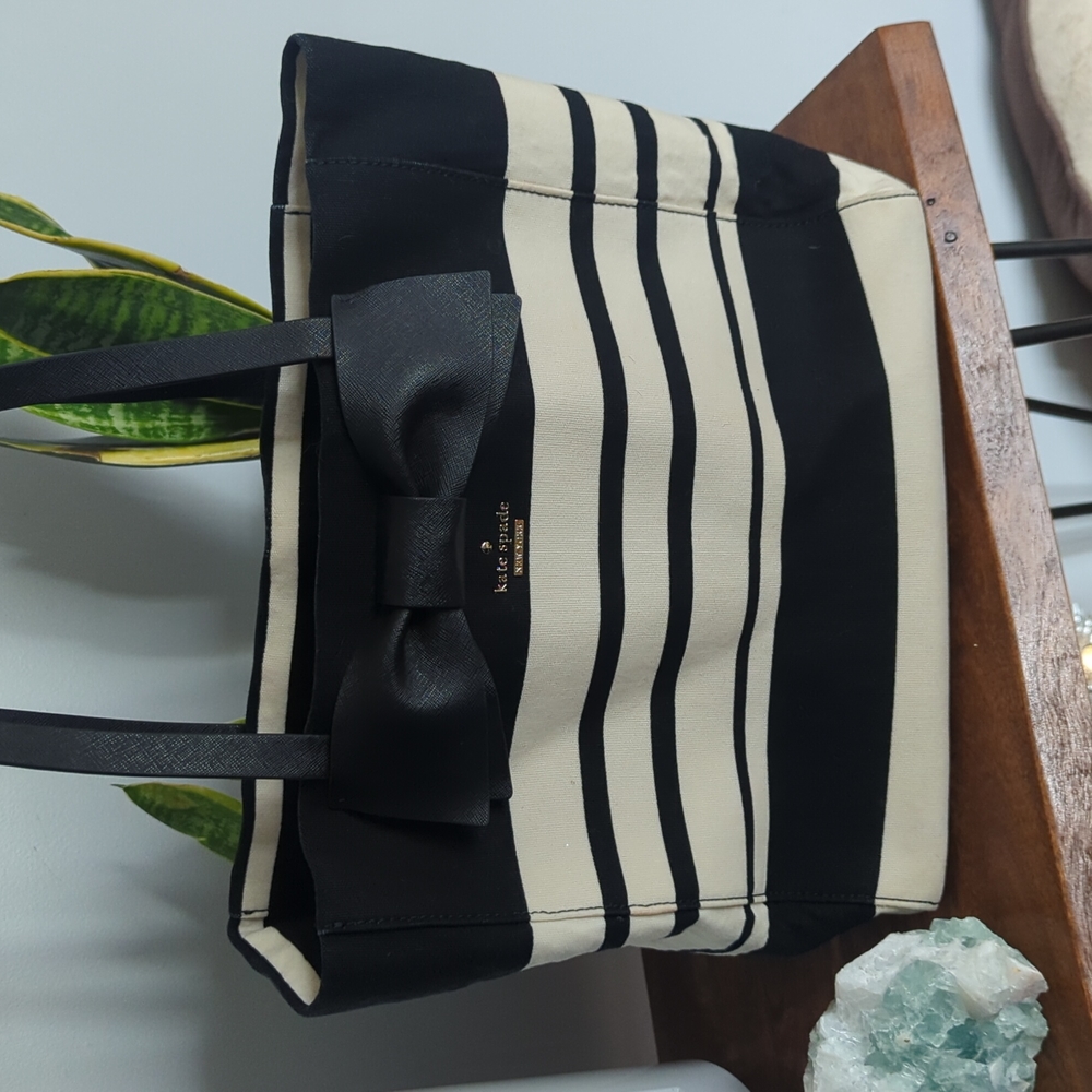 Kate Spade tote  large 12x11x5
